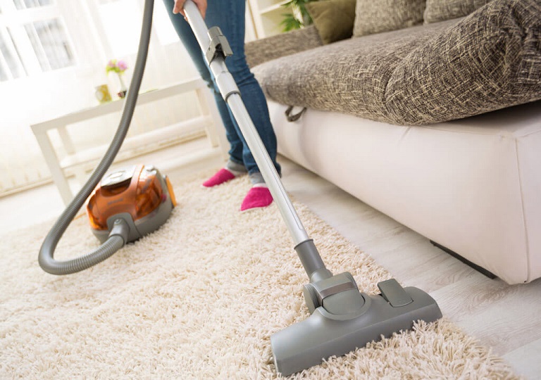 What are the benefits of hiring carpet cleaners?